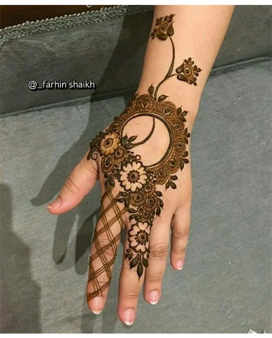 Glamorous Geometric Finger Mehndi Design Style